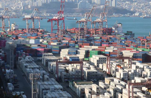 부산항 신선대부두에 수출입 화물이 쌓여있다. <연합뉴스>